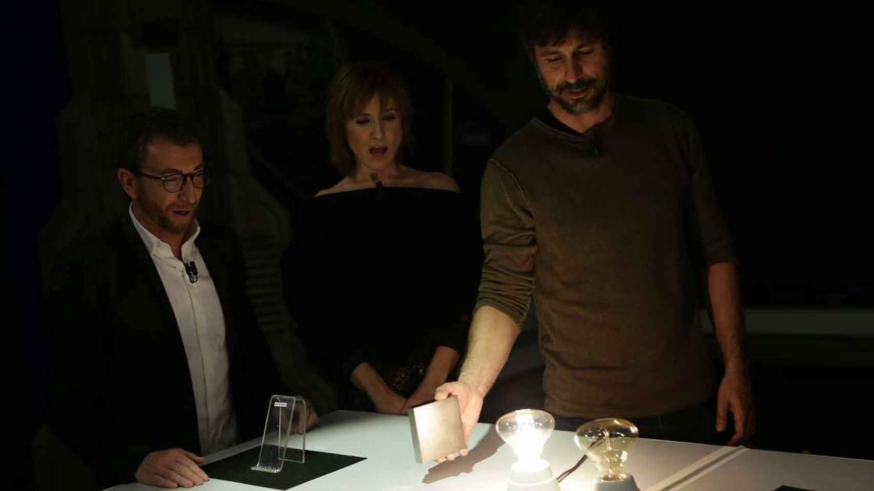 Los actores y Pablo Motos en uno de los experimentos de la noche.