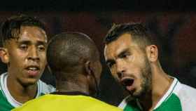 Los jugadores del Raja de Casablanca protestan al árbitro. Foto: Twitter (@RCAOfficiel1949)