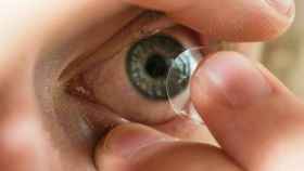 Las lentillas pueden introducir en el ojo amebas, hongos y bacterias.