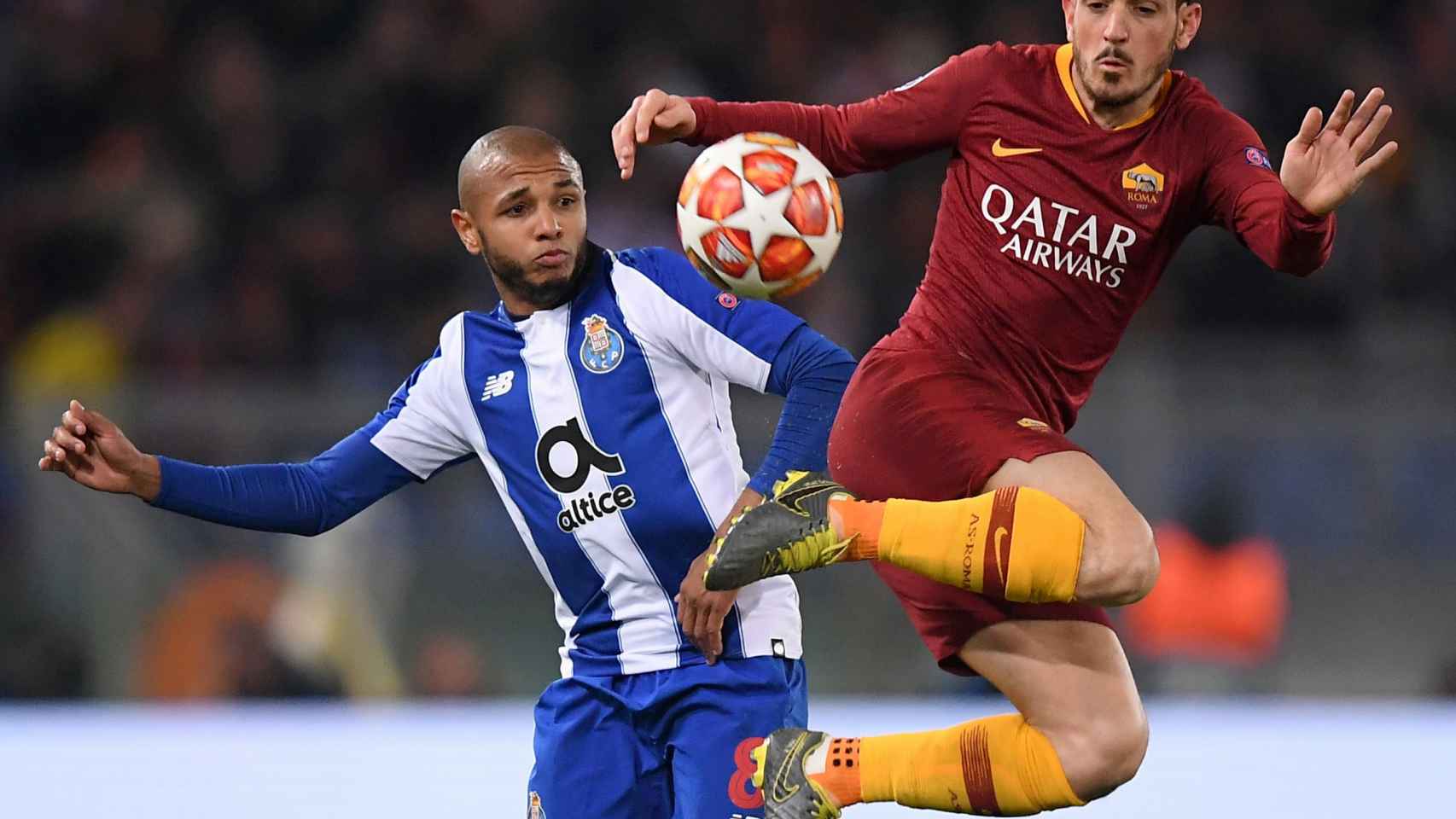 Brahimi y Florenzi disputan un balón en el Roma - Oporto