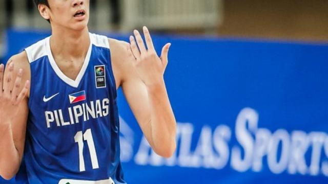 Kai Sotto con las inferiores de la Selección Filipina. Foto: fiba.basketball