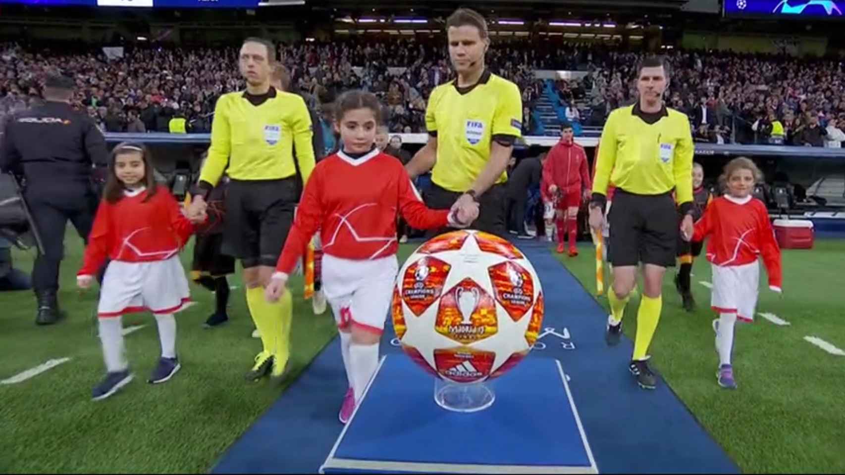 Las niñas protagonizan el inicio del Real Madrid - Ajax de Champions