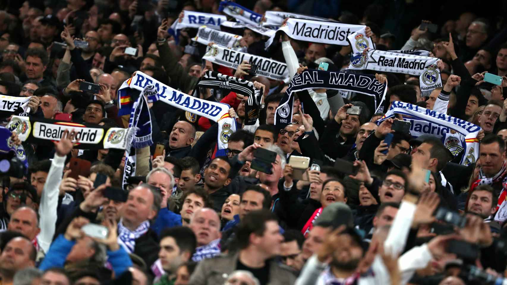 Los aficionados del Real Madrid llenan el Santiago Bernabéu