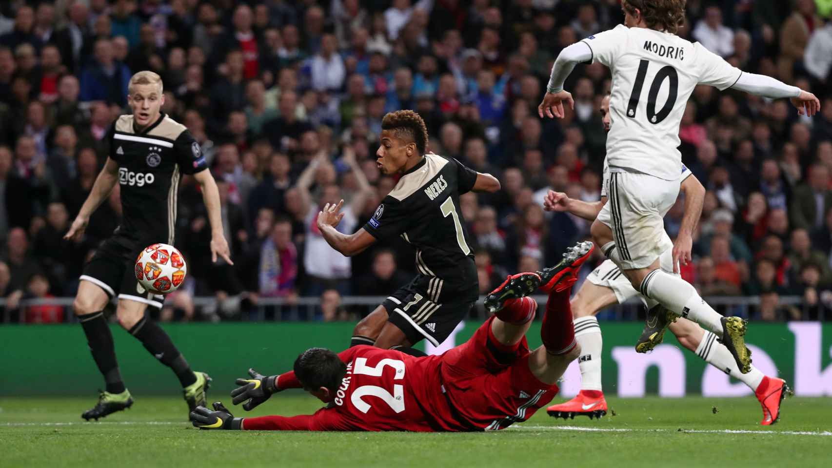 David Neres supera a Courtois y anota el segundo gol del Ajax