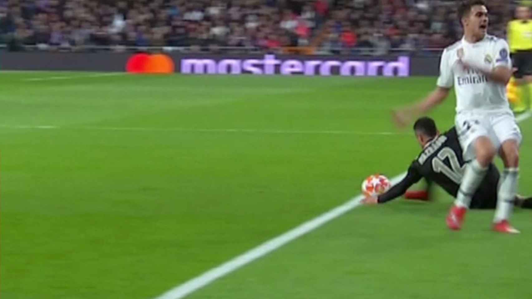 El balón sale del campo antes gol del Ajax