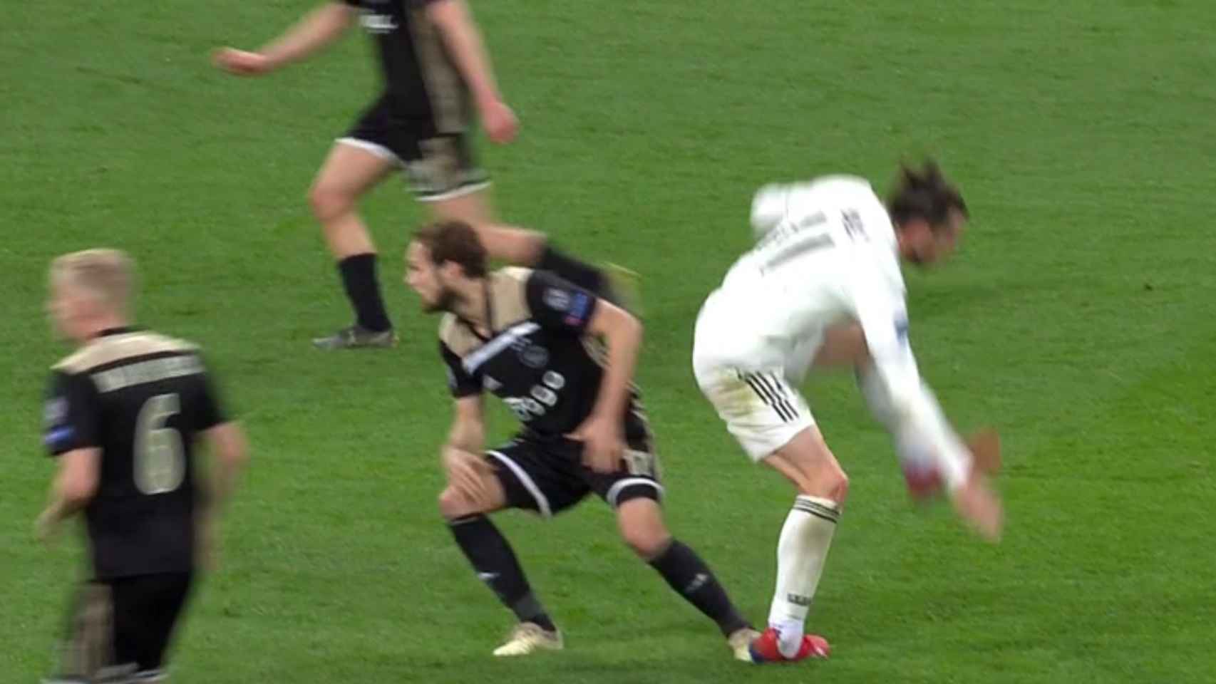 Duro golpe de Bale en el tobillo