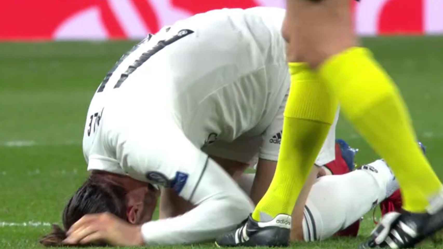 Gareth Bale, tendido en el suelo lesionado