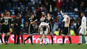 Los jugadores del Real Madrid, hundidos tras la eliminación ante el Ajax