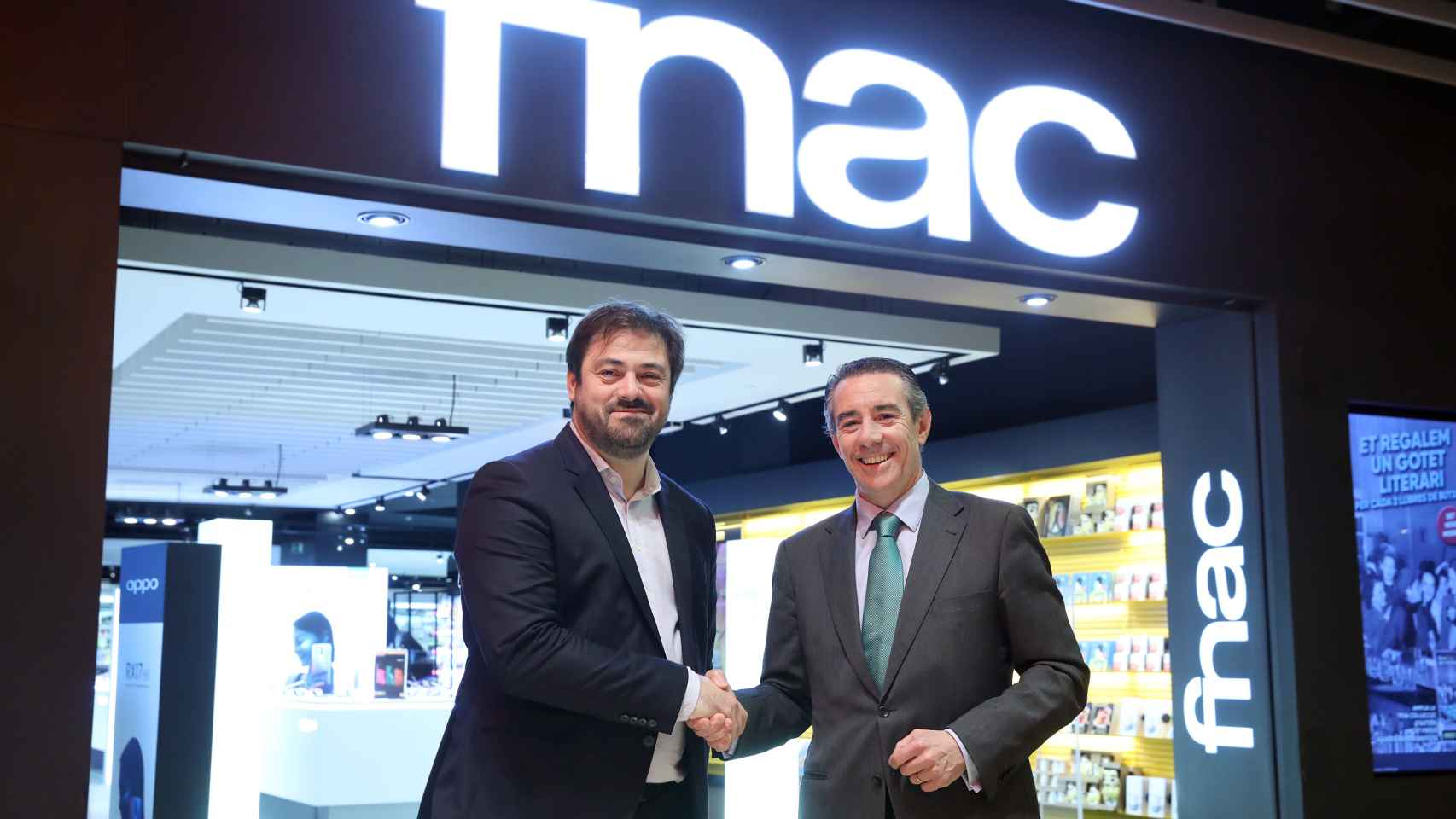Enrique Martínez, director general del Grupo Fnac Darty, y Juan Antonio Alcaraz, director general de CaixaBank