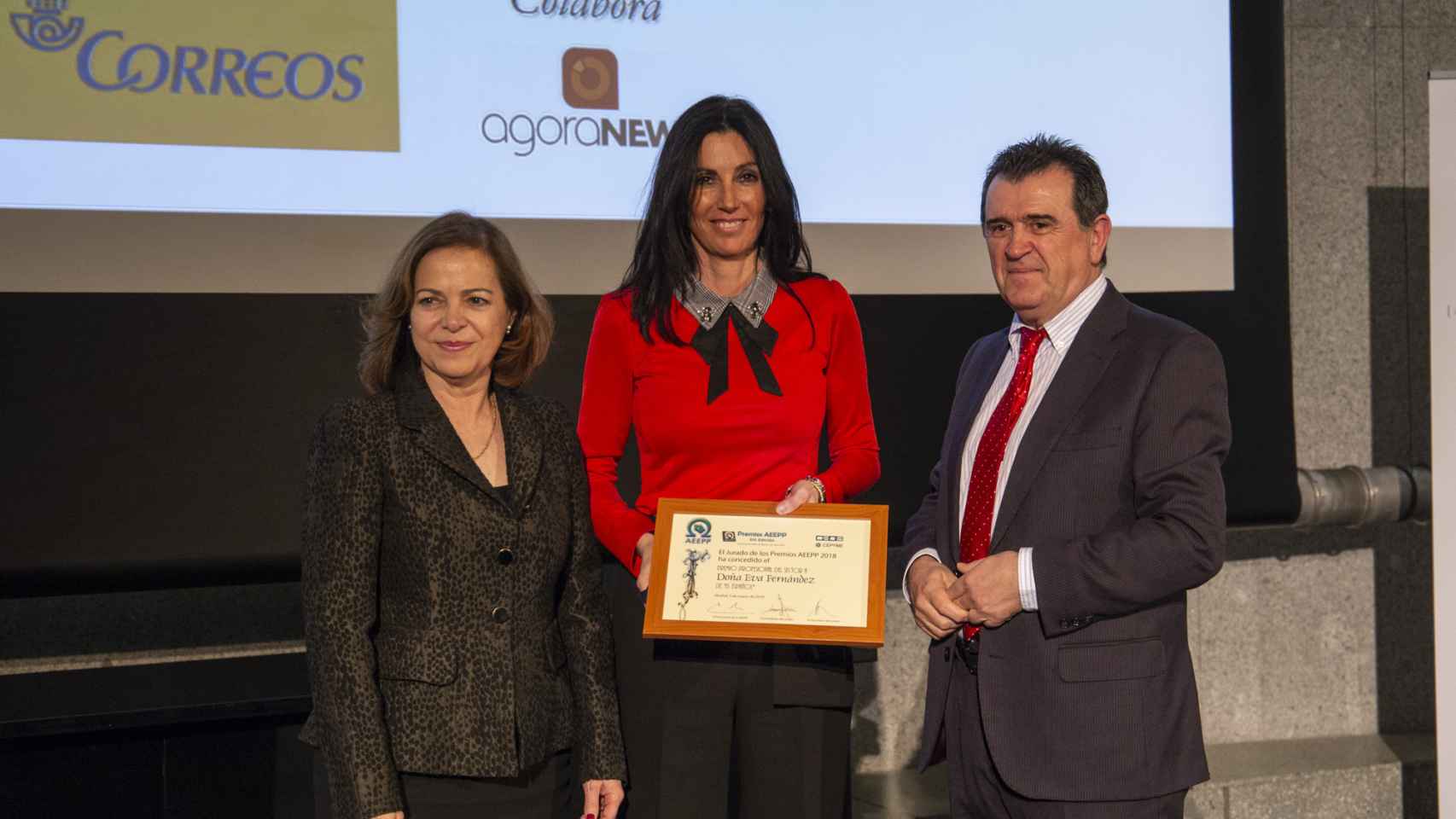 Eva Fernández, durante la gala de premios de la AEEPP, junto al presidente de la asociación Arsenio Escolar.