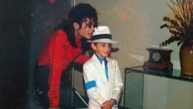 Michael Jackson con una de las víctimas.