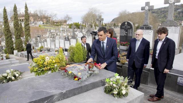 Pedro Sánchez deposita un ramo sobre la tumba de Clara Campoamor.