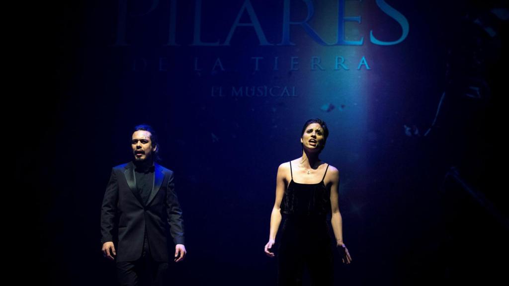 Dueto de 'Los pilares de la Tierra' durante la presentación del musical.