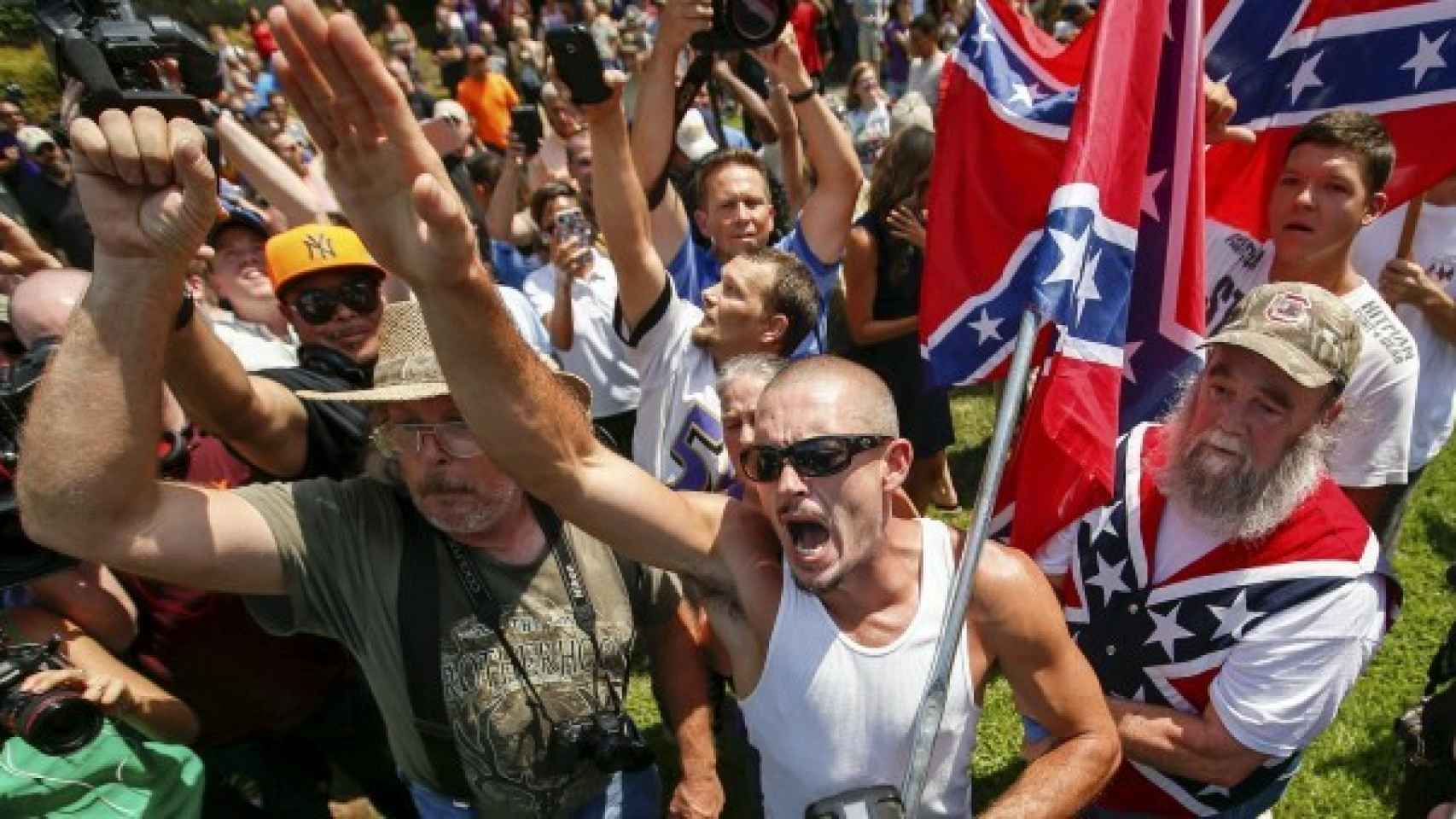 Miembros de Ku Klux Klan protestan por la retirada de la bandera confederada