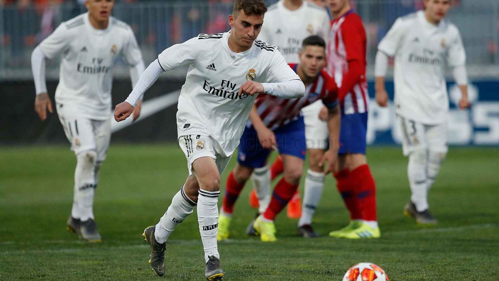Alberto, del Real Madrid Juvenil A, lanza un penalti ante el Atlético de Madrid en la UEFA Youth League