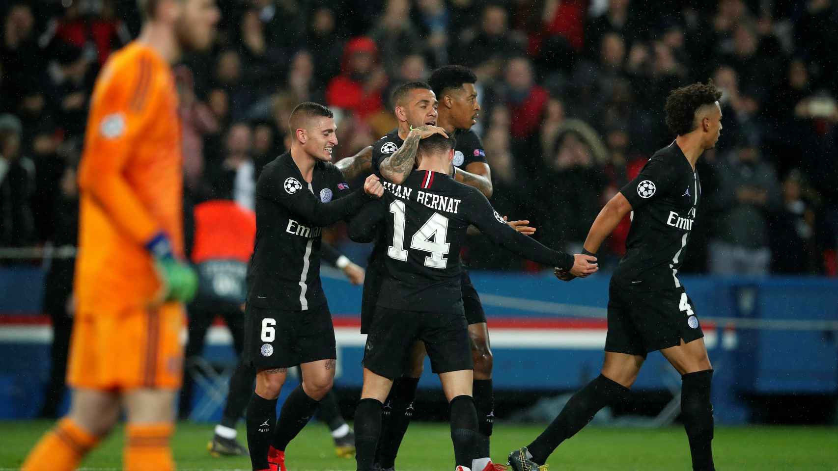 Los jugadores del PSG celebran un gol ante el Manchester United en Champions League