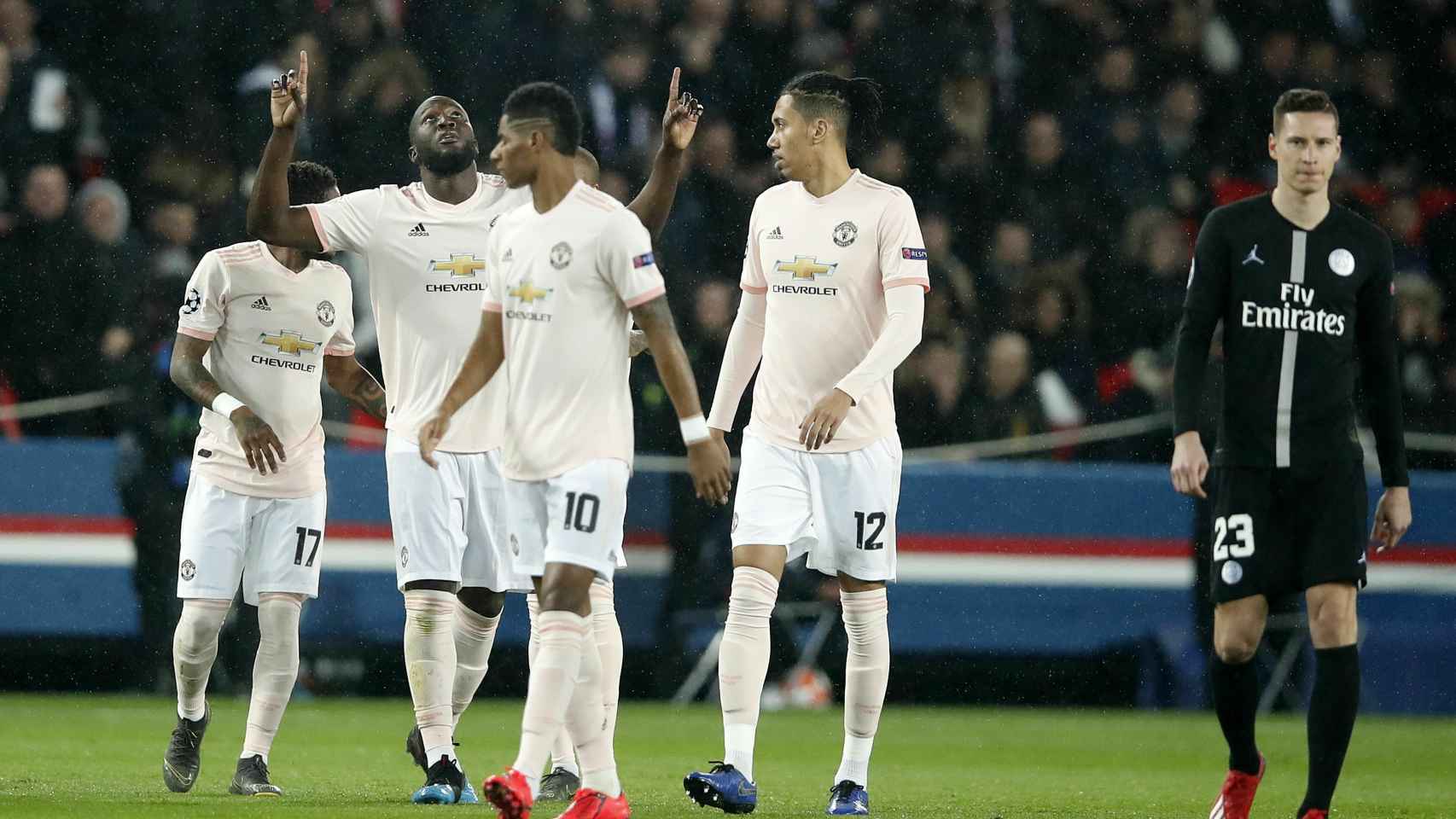 Los jugadores del Manchester United celebran un gol ante el PSG en Champions League
