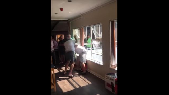 Los dos golfistas peleándose en el Benoni Lake Club