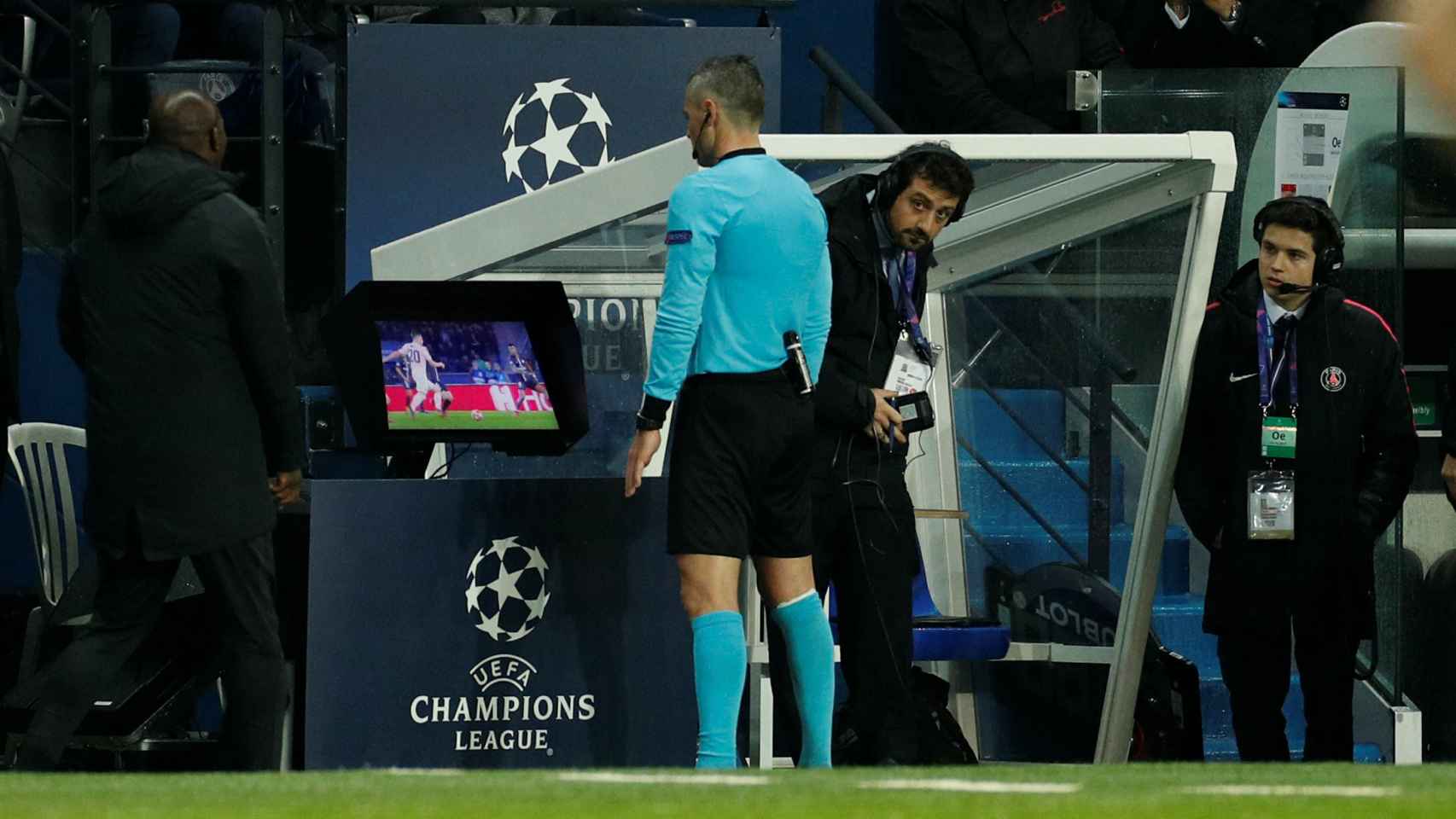 Skomina revisando la jugada tras el aviso del VAR en el PSG - Manchester United de Champions