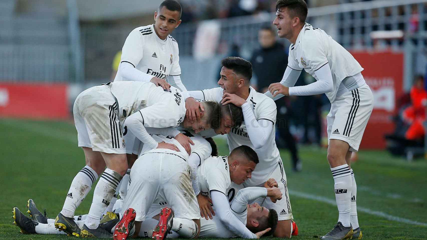 Los jugadores del Juvenil A del Real Madrid celebran un gol ante el Atlético de Madrid en la UEFA Youth League