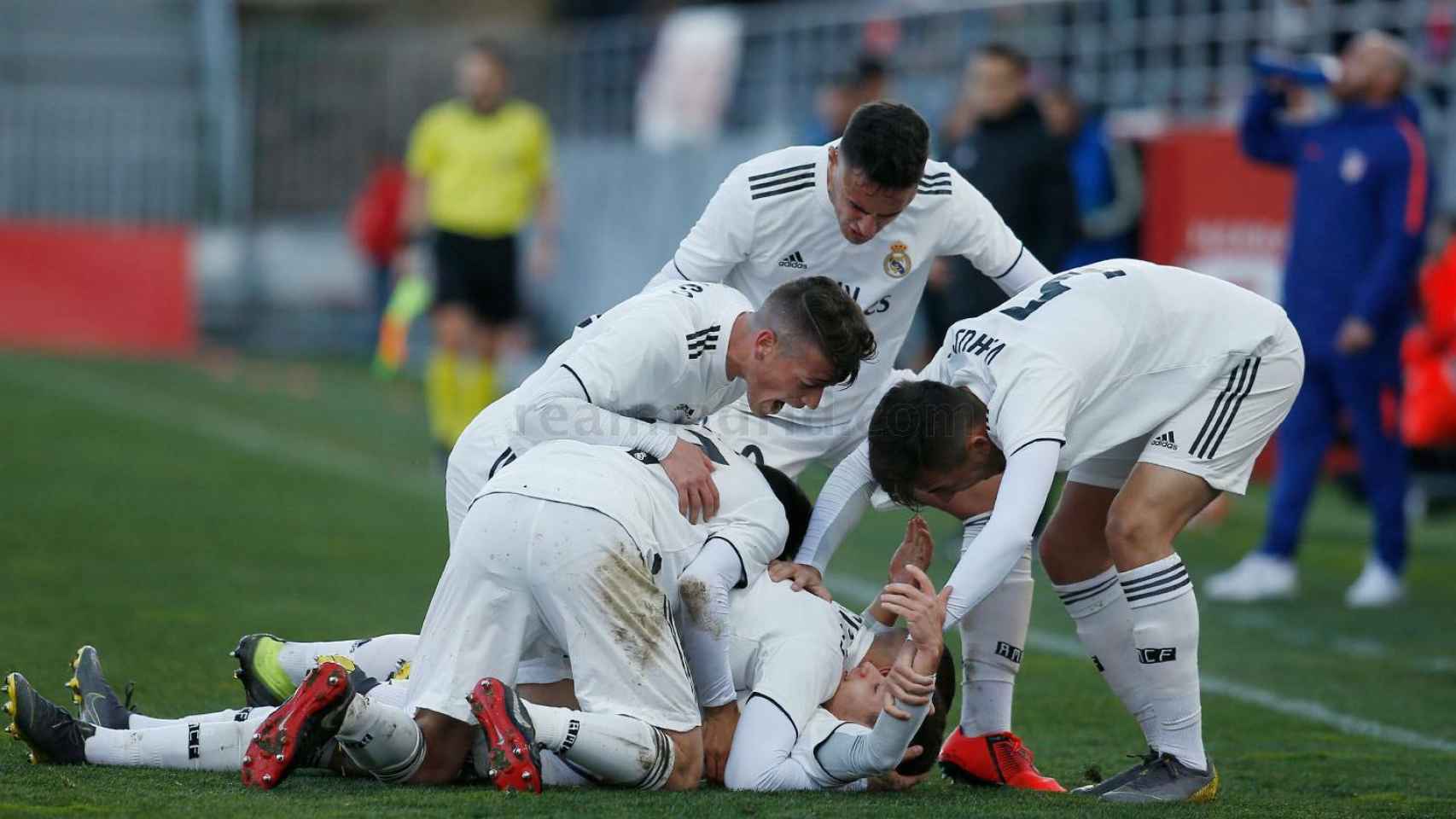 Los jugadores del Real Madrid Juvenil A celebran un gol ante el Atlético de Madrid en la UEFA Youth League