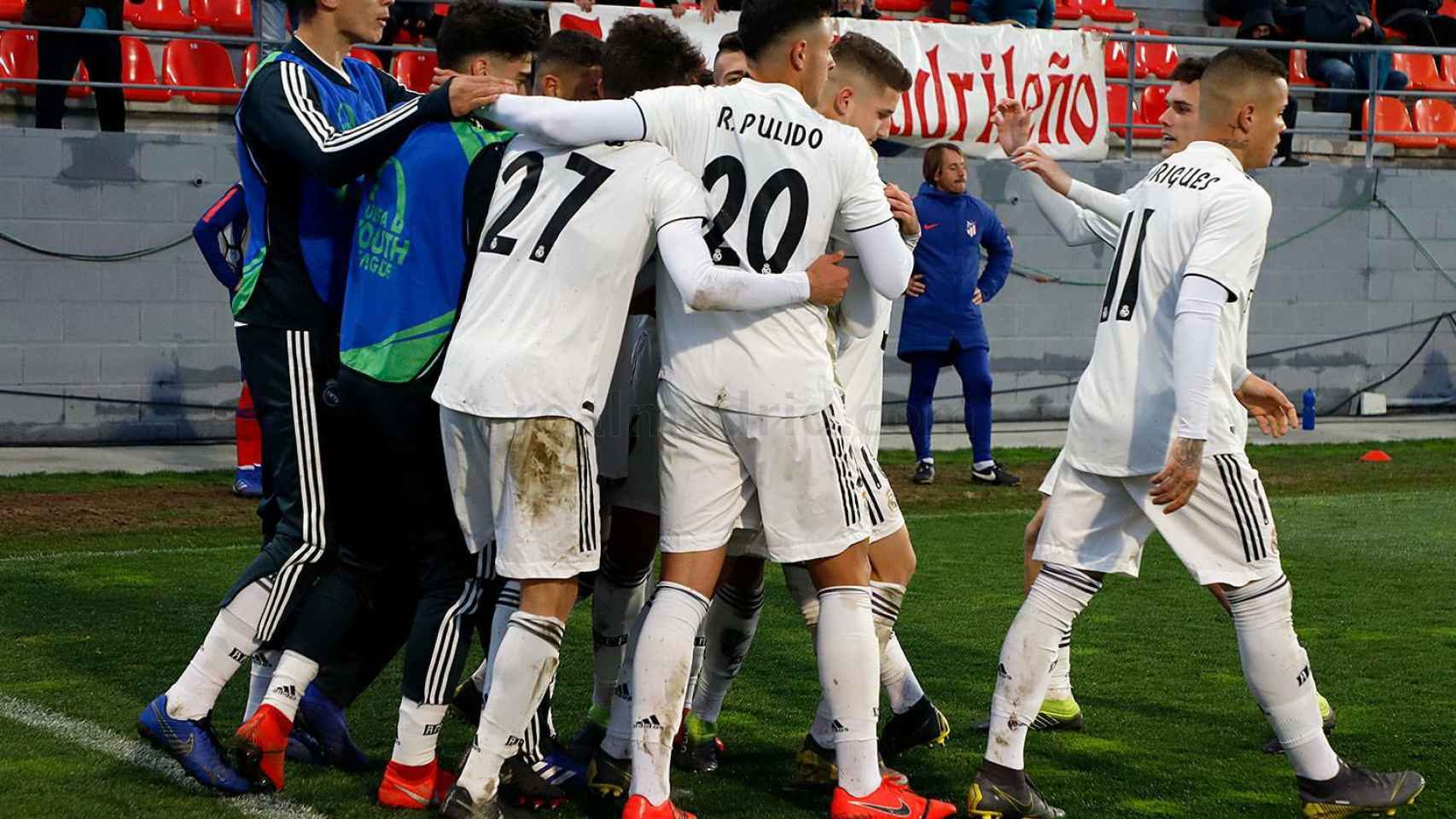 Los jugadores del Real Madrid Juvenil A se abrazan tras un gol ante el Atlético de Madrid de la UEFA Youth League