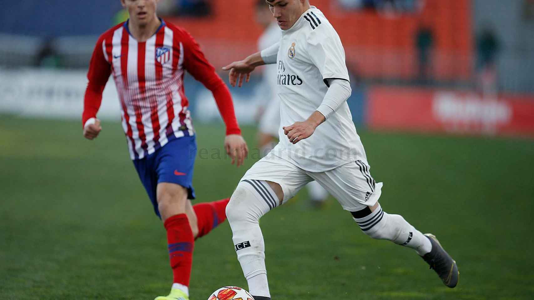 Fran García centra en el Atlético de Madrid - Real Madrid Juvenil A de la UEFA Youth League