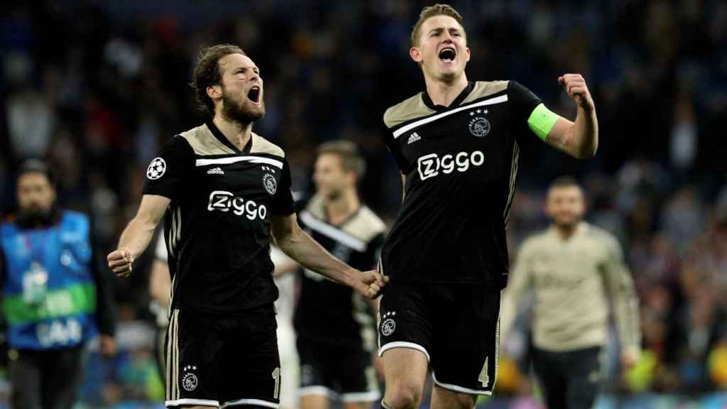 Blind y De Ligt celebran la victoria del Ajax ante el Real Madrid en Champions League