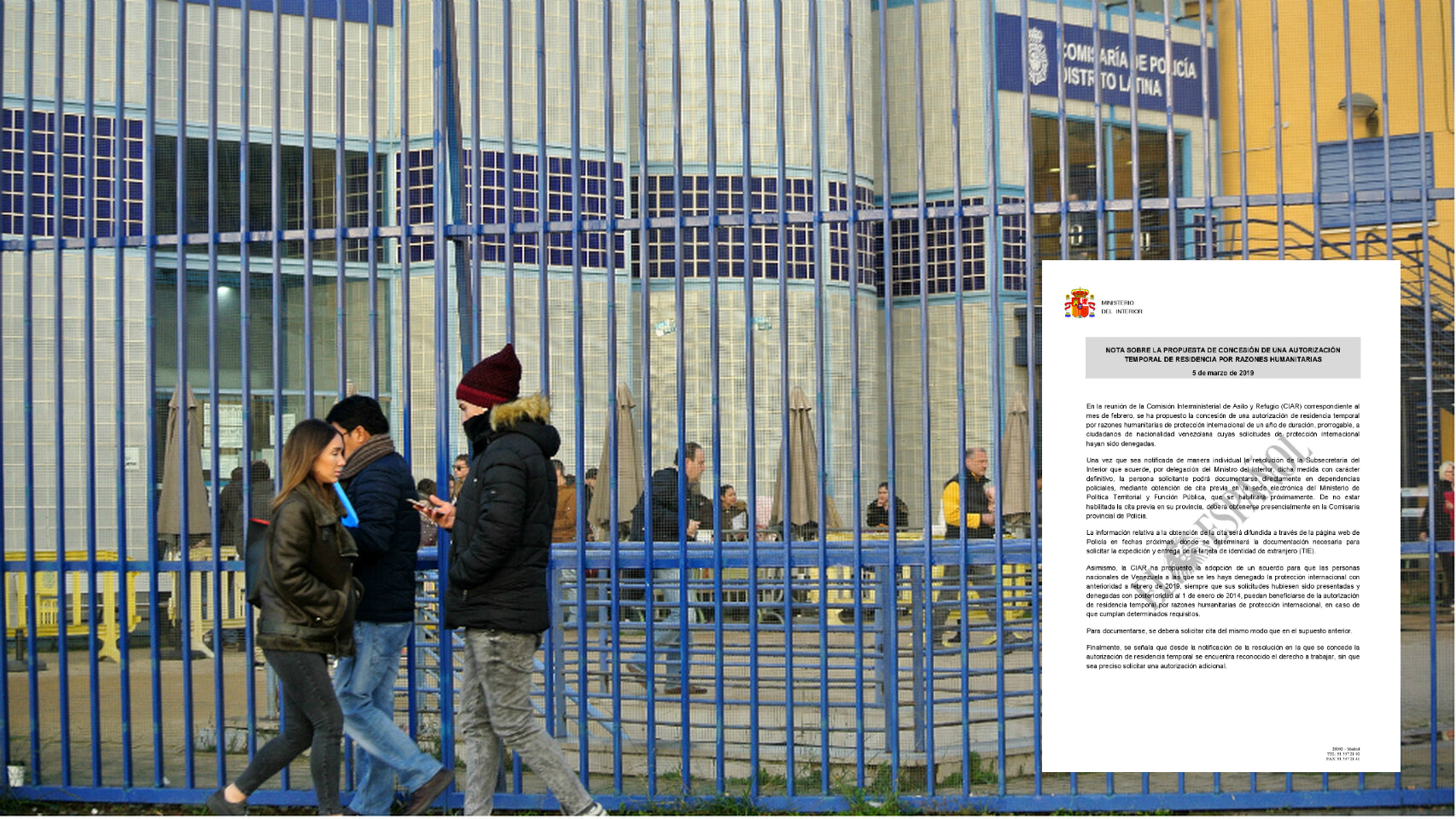 Solicitantes de asilo ante las verjas de la comisaría central de extranjería de Aluche, en Madrid.