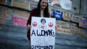 Una mujer con una pancarta en una manifestación contra la violencia machista en Lisboa.