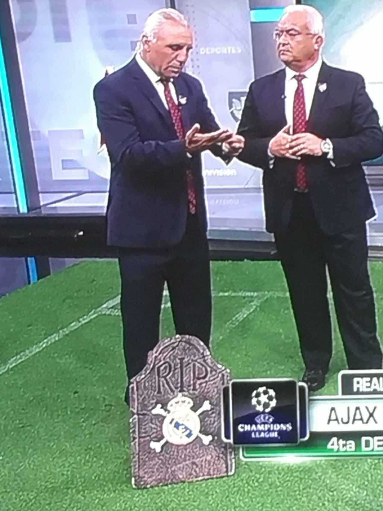 Stoichkov con una lápida con el escudo del Real Madrid. Foto: Twitter.