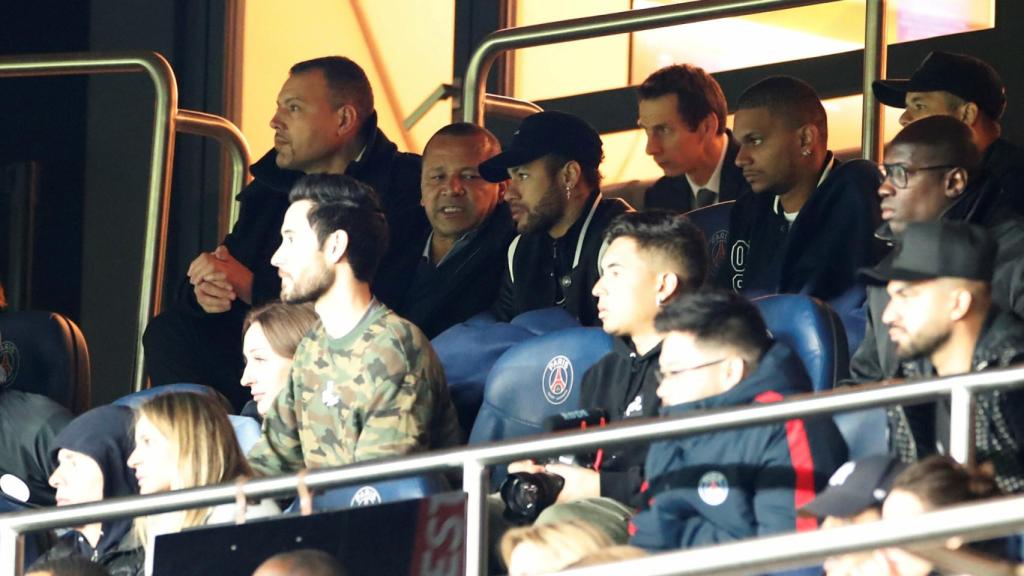 Neymar, en la grada viendo al PSG en Champions