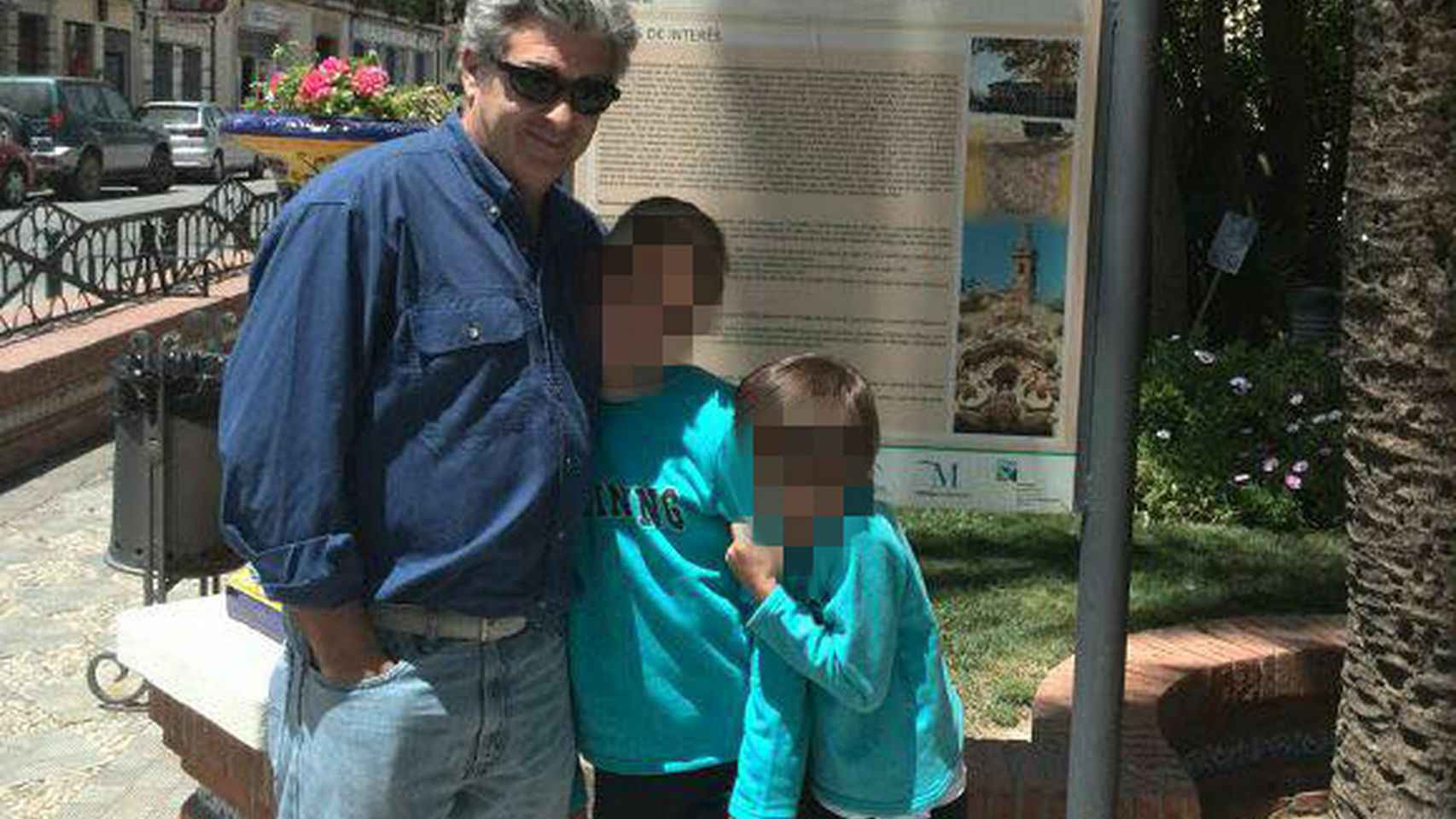 El padre de Luis, atropellado por un tren en 2017, junto a sus dos hijos.