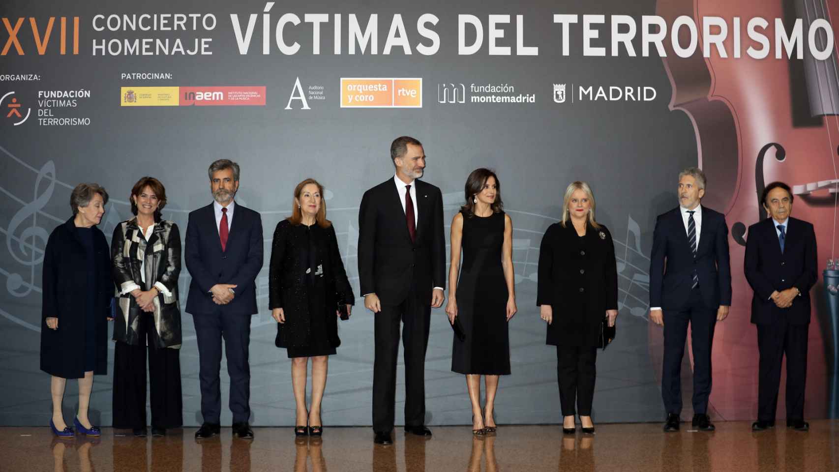 De izquierda a derecha: Rosa María Mateo, la ministra de Justicia Dolores Delgado, el presidente del Tribunal Supremo Carlos Lesmes, los reyes de España, Mari Mar Blanco y el ministro de Interior Fernando Grande Marlaska.