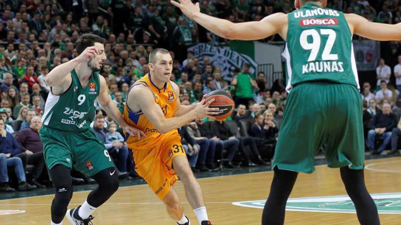 Nikola Radicevic disputa el balón ante la presión de dos jugadores de Zalgiris