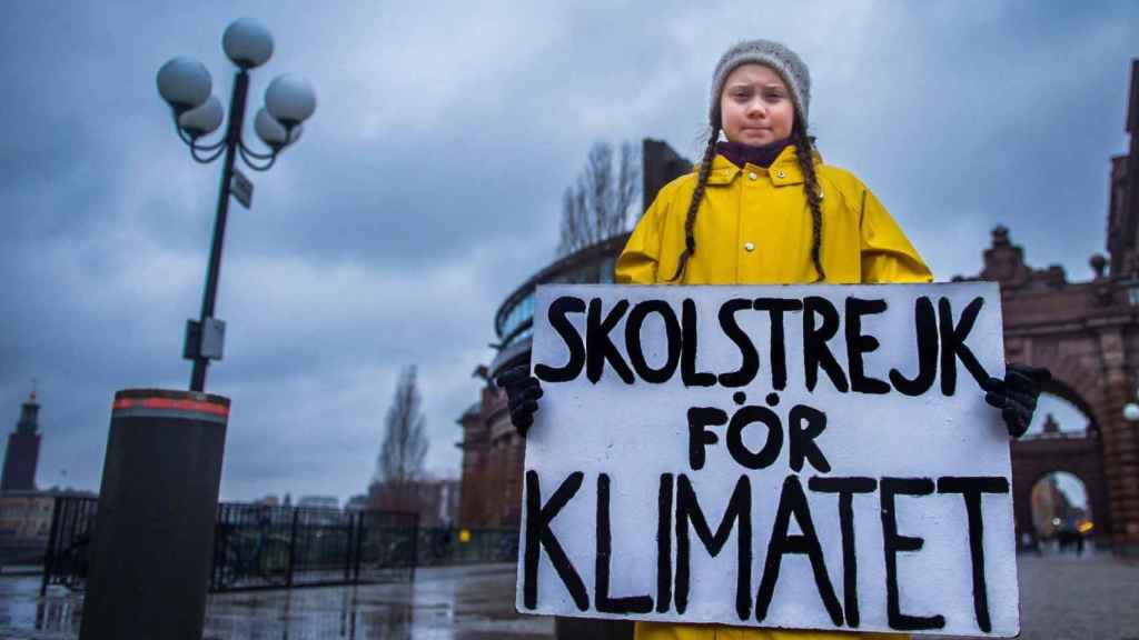 Greta Thunberg con un cartel de la Huelga escolar por el clima.