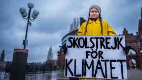 Greta Thunberg con un cartel de la Huelga escolar por el clima.