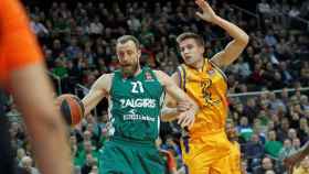 Arturas Milaknis trata de llevarse el balón ante la presión de Xavier Rabaseda