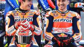 Márquez y Lorenzo sonríen durante la sesión de fotos de la parrilla de MotoGP, en Losail.