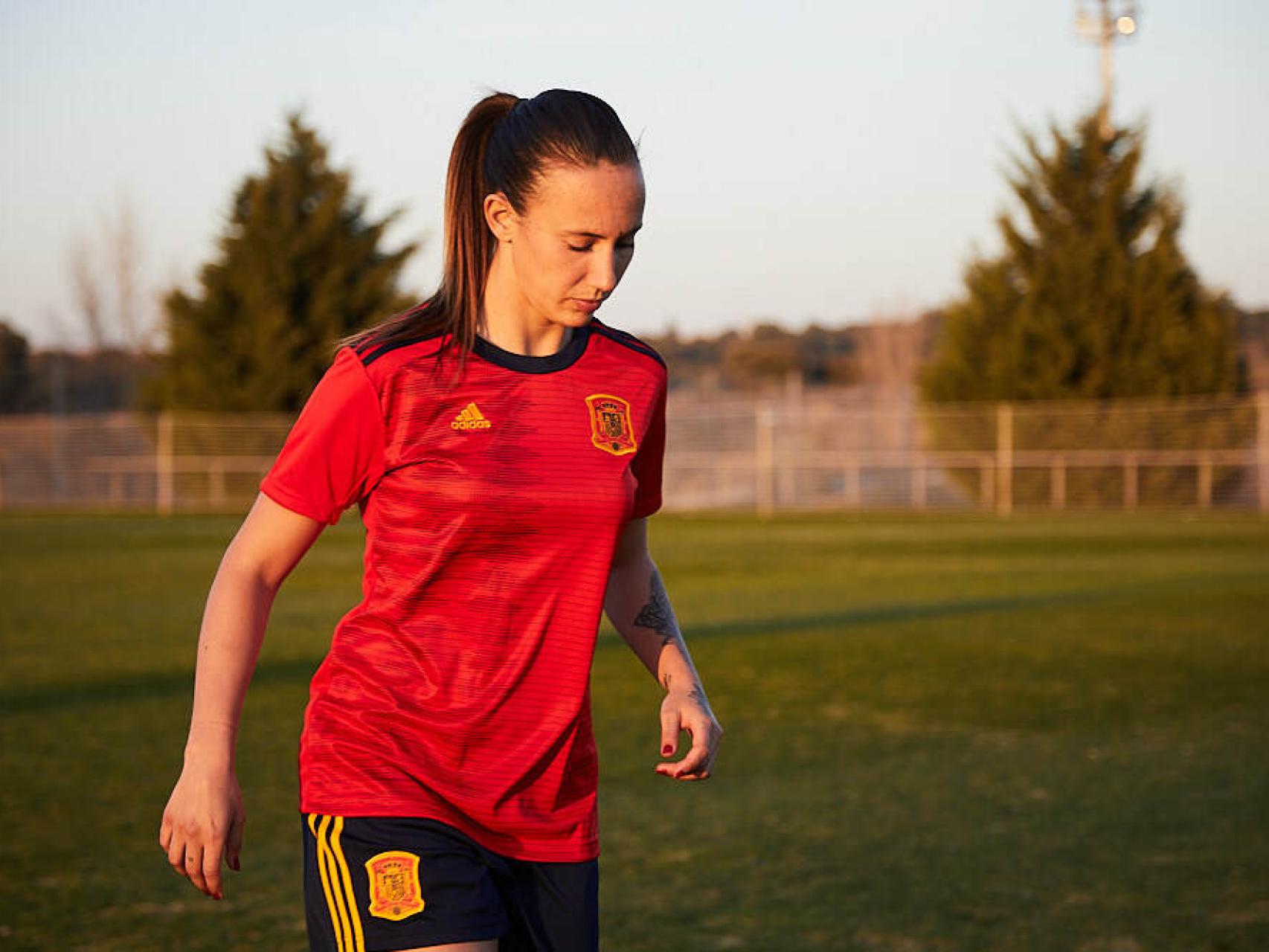 Competencia Eh anunciar Día Internacional de la Mujer: Así es la nueva camiseta de la selección  española femenina para el Mundial