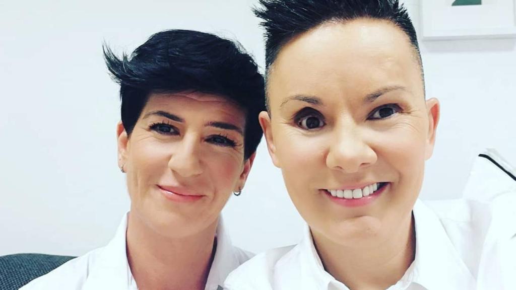 Raquel Morillas y Noah en el camerino antes de ser entrevistadas en 'Deluxe'.
