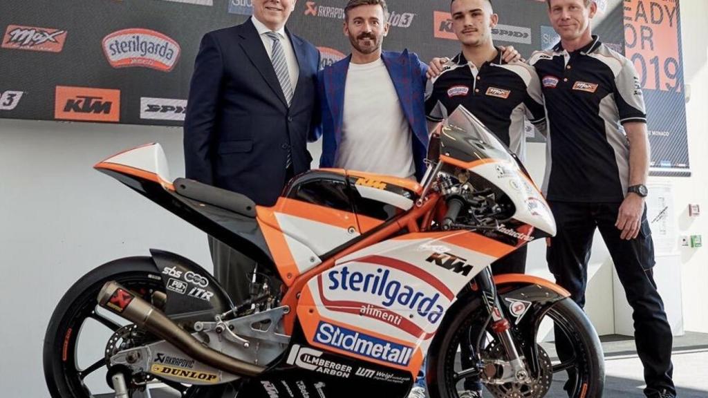 Arón Canet con el equipo de Biaggi. Foto: Twitter (@maxbiaggi)