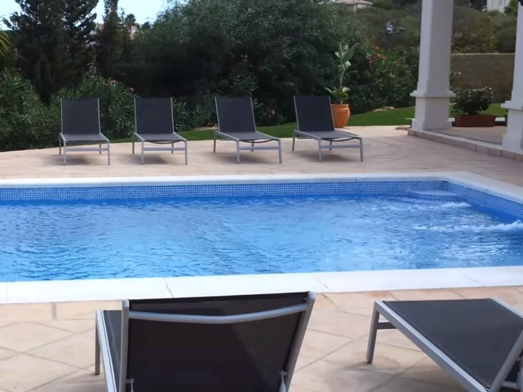 Una de las dos piscinas con las que cuenta la casa.