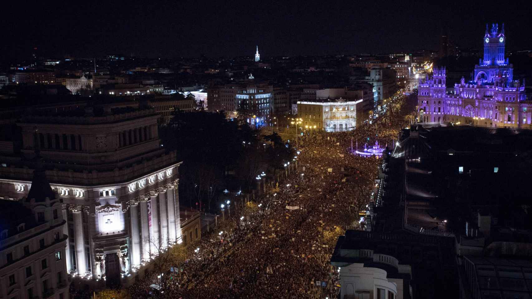 Vista general tomada desde la azotea del Círculo de Bellas Artes de la marcha feminista celebrada este viernes en Madrid