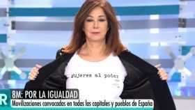 Ana Rosa Quintana luciendo el mensaje de su camiseta feminista.