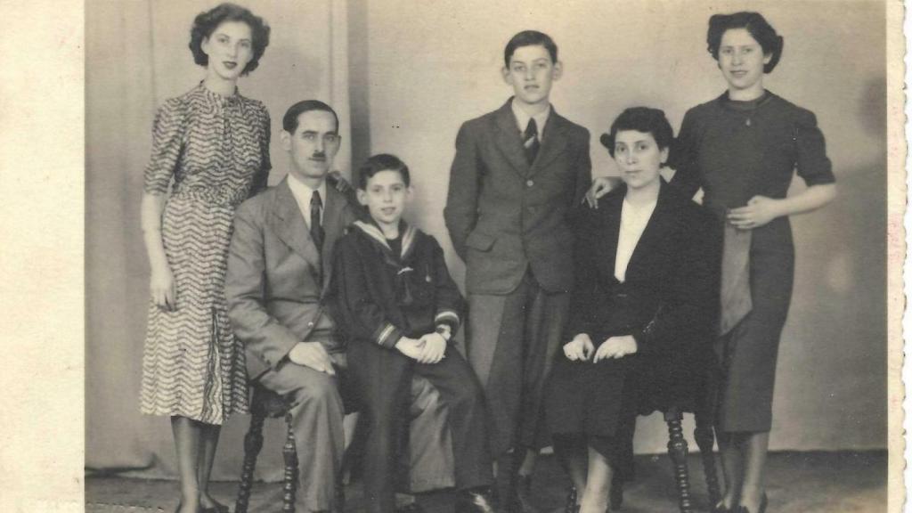Fotografía de la familia Kleinmann en 1938. Gustav aparece sentado y Fritz de pie.