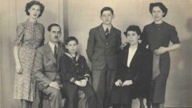 Fotografía de la familia Kleinmann en 1938. Gustav aparece sentado y Fritz de pie.