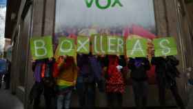 Protesta feminista ante la sede de Vox en Madrid.