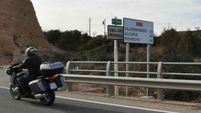 Cartel en castellano que tapa el cartel en catalán en la T-333