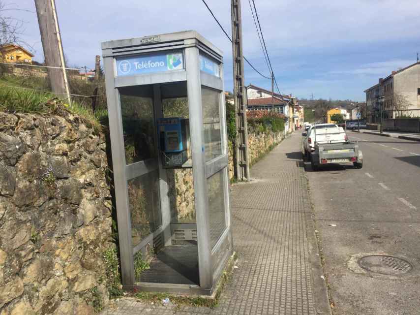 Rubén vive en San Julián, un pueblo en el que todavía queda alguna cabina telefónica